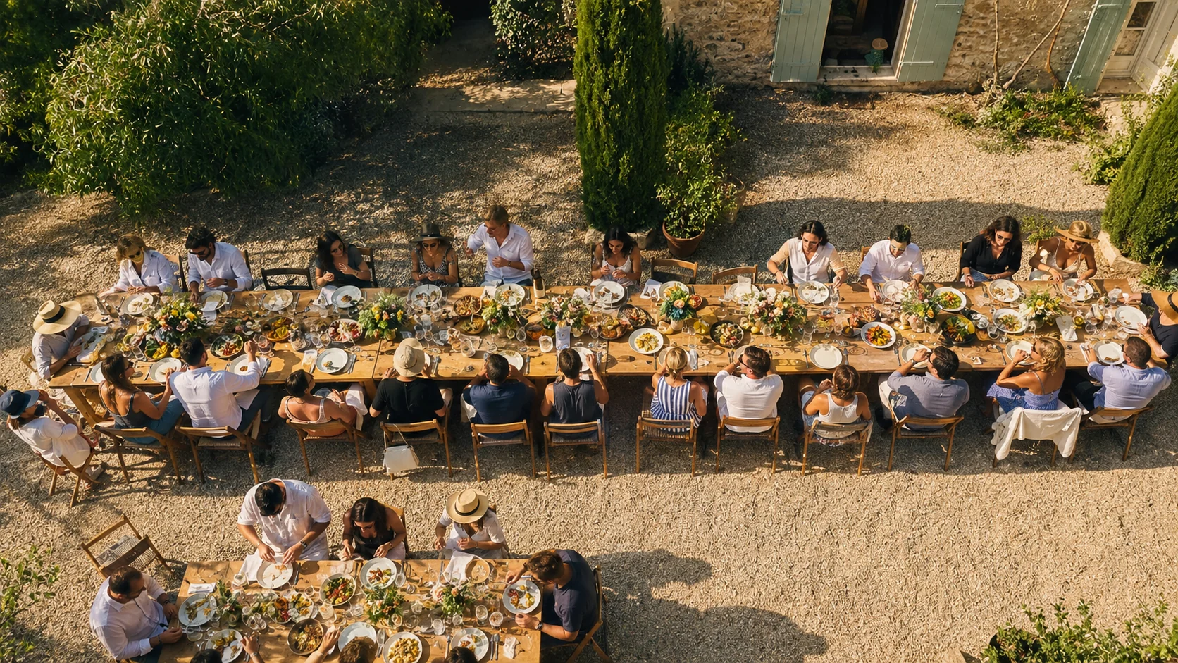 Des fondateurs réunis autour d’une longue table dressée en plein air lors d’un déjeuner The Five Club