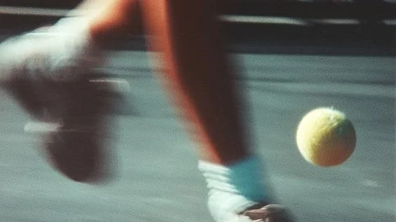 Joueur de tennis en pleine course vers la balle, image floue de mouvement