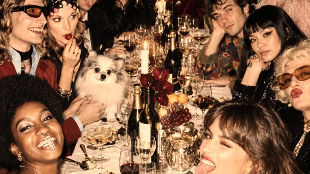 Banquet extravagant et festif, convives costumés autour d’une table chargée